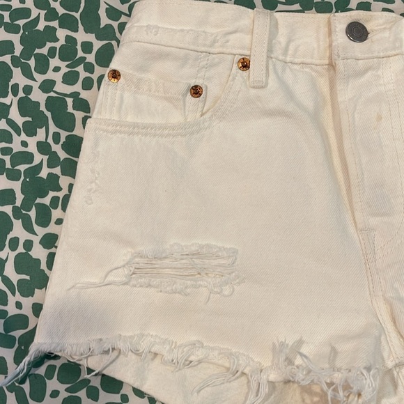Levi’s 501 Cream Short Shorts - Picture 3 of 9
